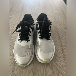 NIKE woman’s  Run white & silver sneakers